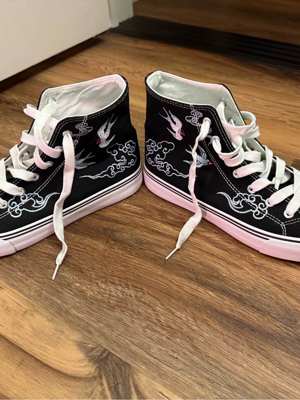 Source Unknown Black High-Top Sneakers with Pink Trim and Swallow Embroidery